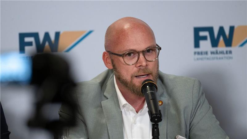 Was am Stammtisch kriminell sei, müsse auch im Netz sanktioniert werden können, sagt Bayerns Digitalminister Fabian Mehring. (Archivbild)