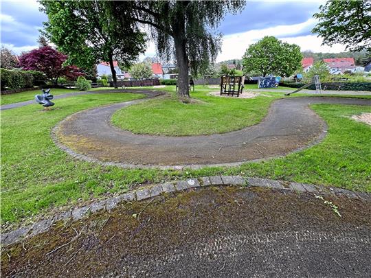 Was – auch im Rat – kaum jemand weiß: Auf dem Kinderspielplatz in der Straße Im Troge gibt es schon seit Jahrzehnten eine kleine Bahn für Fahrräder, Inliner und Co. Das ist zwar kein Pumptrack, aber auch eine Anlage mit vergleichbaren Ansätzen. Foto: Schlegel