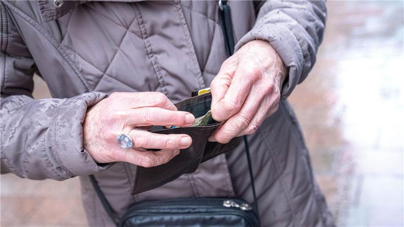 Koalition verspricht sanierte Straßen und stabile Beiträge Was bleibt im Alter im Portemonnaie? Eine Rentenkommission und bereits vorher angestoßene Reformen sollen für auskömmliche Bezüge und ein bezahlbares System sorgen. (Symbolfoto)