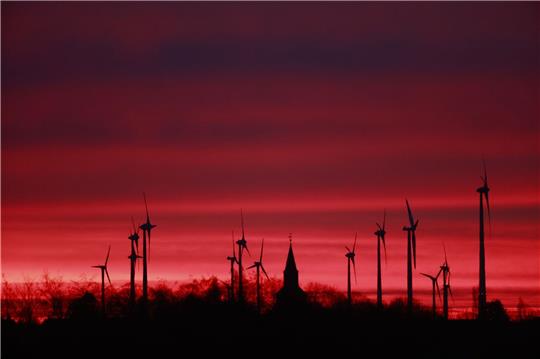 Was bringt der «Windkraft-Gipfel»? Bundeswirtschaftsminister Robert Habeck (Grüne) hat Vertreter von Energieverbänden sowie Ländern nach Berlin eingeladen.