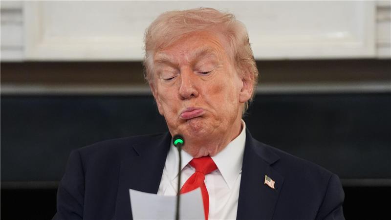 Bilder des Tages Was da wohl drinsteht? - Trump liest Notiz von Rubio im Weißen Haus