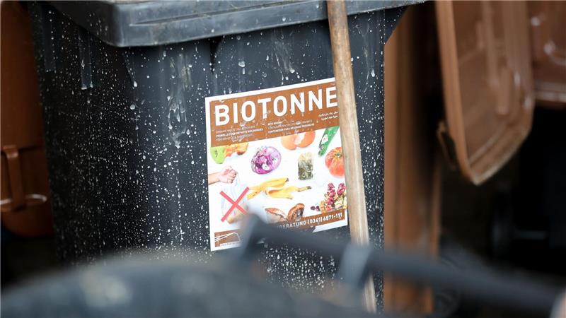 Was darf rein, was nicht? Auf keinen Fall Plastik, Glas, Alufolie und Konservendosen.