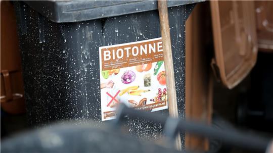 Was darf rein, was nicht? Auf keinen Fall Plastik, Glas, Alufolie und Konservendosen.