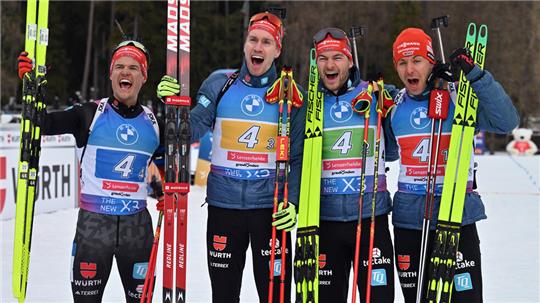 Was eine Bronzemedaille doch für Gefühle frei setzen kann: Danilo Riethmüller (2. v. r.) bejubelt zusammen mit Philipp Horn, Johannes Kühn und Philipp Nawrath (v. l.) Rang drei in Lenzerheide. 