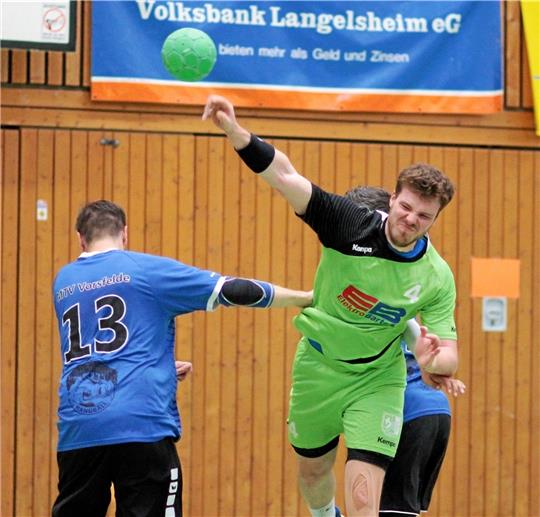 Was für ein Auftakt: Die HSG Langelsheim/Astfeld gewinnt bei der HG Elm II mit 41:26. Sieben Tore zum Sieg steuert Jan Wolters (re.) bei.  Foto: Gietemann