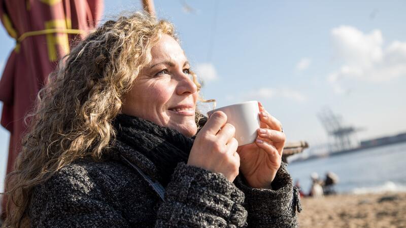 10 Fakten, die Sie zum Kaffee-Experten machen Was für ein Genuss: aromatischen Kaffee in der Sonne trinken.