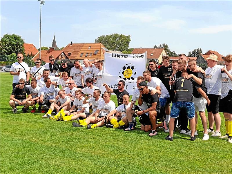 TSV Lochtum II: Eine Zweite mit besonderer Qualität Was für ein Jahr für den TSV Lochtum: Nach dem Aufstieg der 1. Mannschaft schafft auch die Zweite den Sprung in die höhere Liga. Da gibt es in dem kleinen Dorf viel zu feiern. Foto: Privat