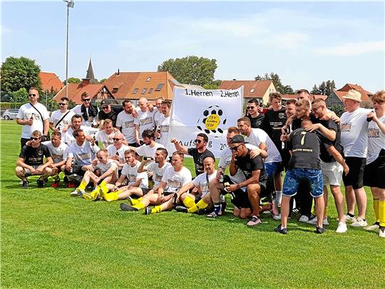 Was für ein Jahr für den TSV Lochtum: Nach dem Aufstieg der 1. Mannschaft schafft auch die Zweite den Sprung in die höhere Liga. Da gibt es in dem kleinen Dorf viel zu feiern. Foto: Privat