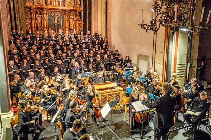 Was für ein Werk: Die Goslarer Kantorei hat sich unter der bewährten Leitung von Kirchenmusikdirektor Gerald de Vries daran gewagt und liefert gemeinsam mit Solisten und Orchester ein beeindruckendes und für viele emotionales Ergebnis in der Goslarer Marktkirche ab. Foto: Schenk