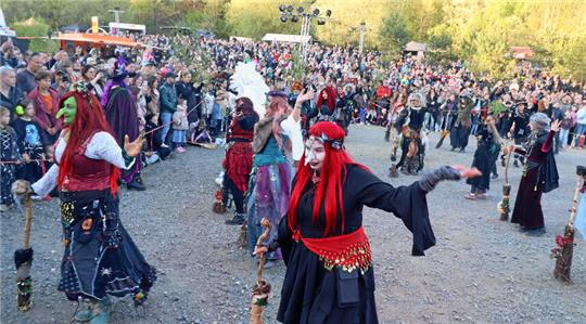 Hexen tanzen vor viel Publikum.