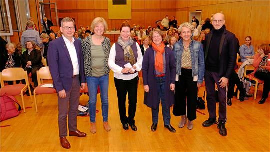 Was gibt einem Menschen Widerstandskraft? Landesbischof Dr. Christoph Meyns (von links), Krankenhausseelsorgerin Christiane Picht-Büscher, GZ-Redakteurin Sabine Kempfer, Prof. Dr. Cornelia Richter, Physiotherapeutin Kerstin Rethemeier und Onkologe Dr. Andreas Hoyer diskutierten im Amsdorfhaus.  Foto: Zietz