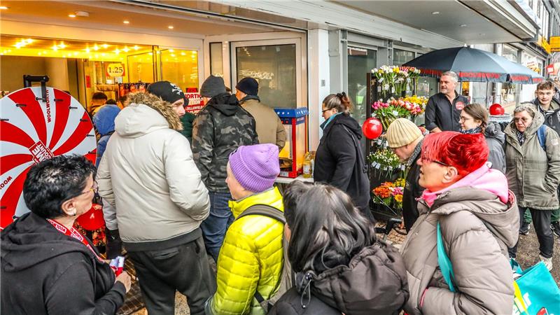 Lange Schlangen zur Eröffnung: Woolworth lockt viele Oberharzer an Vor dem Woolworth-Laden bilden sich Schlangen.