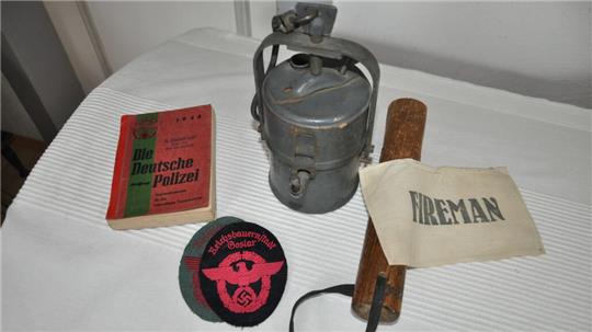 Was heute noch erhalten ist: August Helmbrecht hat die Karbidlampe, in deren Schein er nach dem Evangeliar suchte, ebenso aufgehoben wie die Andenken an seine Feuerwehr- und Hilfspolizeieinsätze.