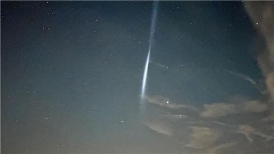 Was ist denn das? - Treibstofftropfen einer Rakete hinterlassen Lichtstreifen (Foto-Handout)