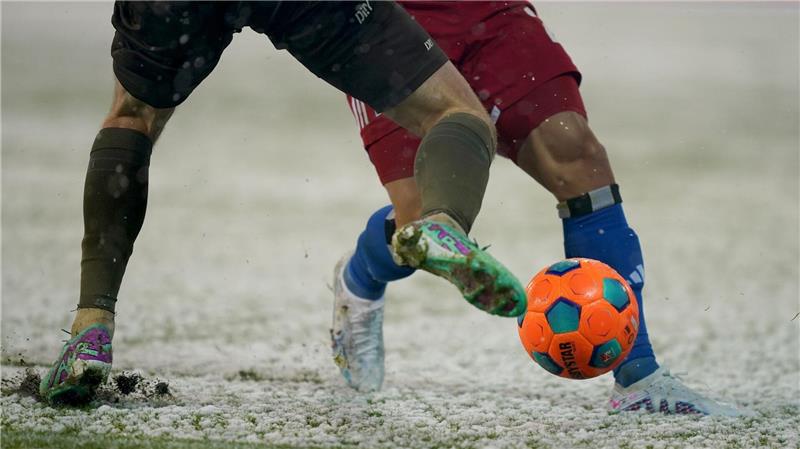Was ist die richtige Spielkleidung bei Kälte und Schnee? (Archivbild)