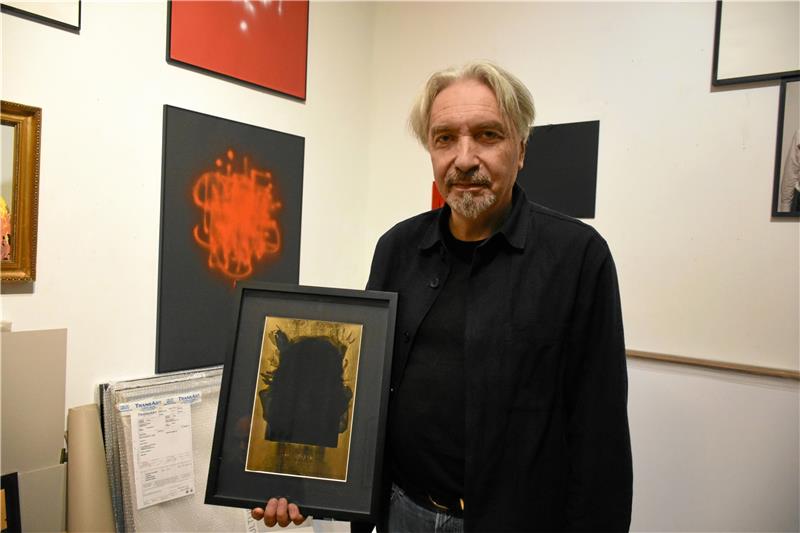 Goslars Kaiserring: Das ist die Kunst von Vadim Zakharov Was kommt dabei raus, wenn hundert Bilder von Hitler übereinander gedruckt werden? Eine schwarze Masse. Ist es bloß Einbildung, oder trägt sie etwas Bedrohliches in sich? Foto: Kempfer