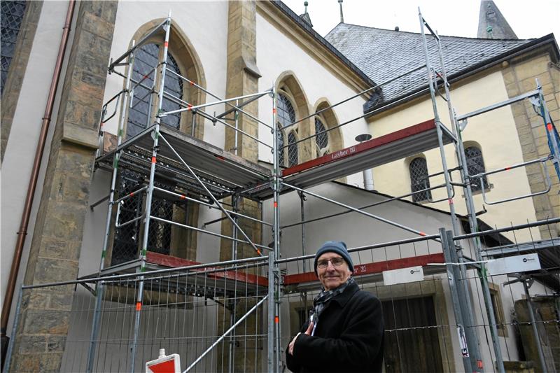 Was lange währt, wird endlich gut: Die Tage des Gerüsts vor St. Jakobi sind gezählt. Schon bald – wenn der kleine Schornstein auf dem Sakristeidach durch einen unauffälligeren ersetzt wurde – können Touristen hier wieder Fotos der Kirche (mit ersten Bauteilen aus dem 11. Jahrhundert ) in voller Schönheit schießen. Dass es überhaupt so lange gedauert hat, liegt laut Günter Piegsa an den seit Corona üblichen Verzögerern wie Materialknappheit und Lieferschwierigkeiten. Fotos: Kempfer