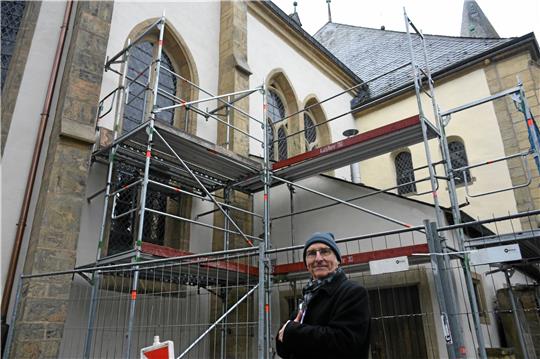 Was lange währt, wird endlich gut: Die Tage des Gerüsts vor St. Jakobi sind gezählt. Schon bald – wenn der kleine Schornstein auf dem Sakristeidach durch einen unauffälligeren ersetzt wurde – können Touristen hier wieder Fotos der Kirche (mit ersten Bauteilen aus dem 11. Jahrhundert ) in voller Schönheit schießen. Dass es überhaupt so lange gedauert hat, liegt laut Günter Piegsa an den seit Corona üblichen Verzögerern wie Materialknappheit und Lieferschwierigkeiten. Fotos: Kempfer