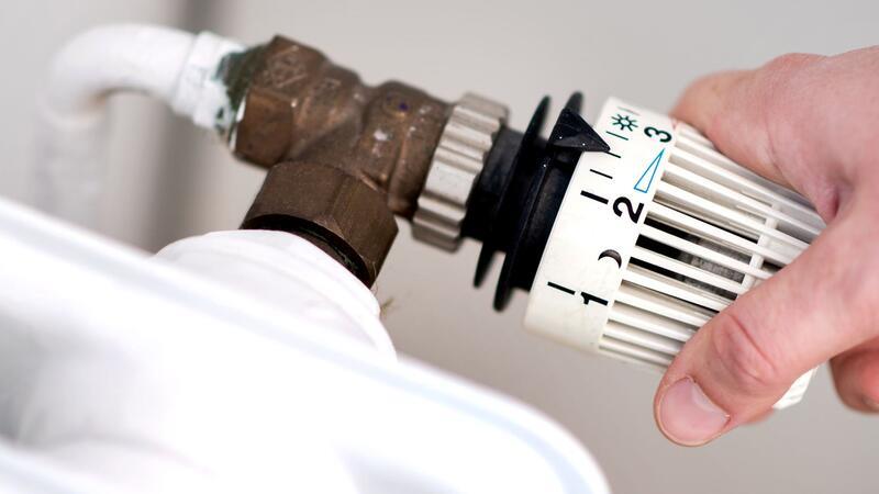 Fit für die Zukunft: Goslar arbeitet an der Wärmewende Was macht künftig die Wohnung warm? Eine Hand dreht am Thermostat einer Heizung. Deutschland will und muss weg von fossilen Energieträgern. Symbolfoto: Hauke-Christian Dittrich/dpa