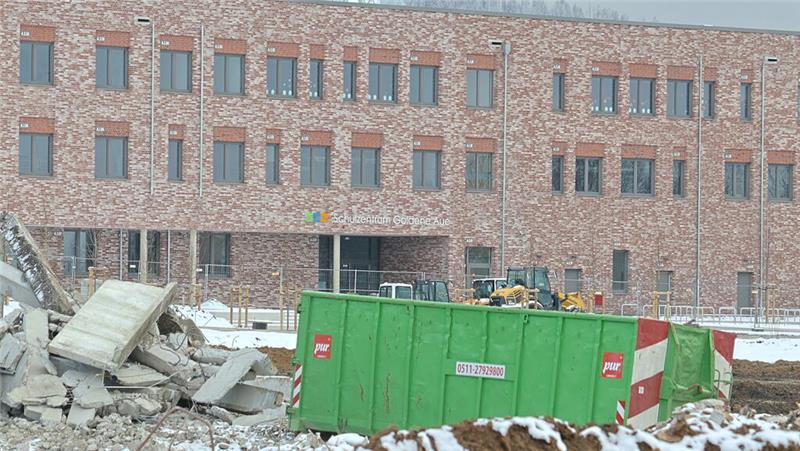Goslarer Baukosten, Mängel an der Goldenen Aue und Schnuppertage Was stimmt nicht mit dem teuren Schulzentrum? Seit Anfang August unterrichten das CvD-Gymnasium und die Realschule Goldene Aue im neuen Gebäude.