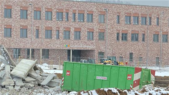 Was stimmt nicht mit dem teuren Schulzentrum? Seit Anfang August unterrichten das CvD-Gymnasium und die Realschule Goldene Aue im neuen Gebäude.
