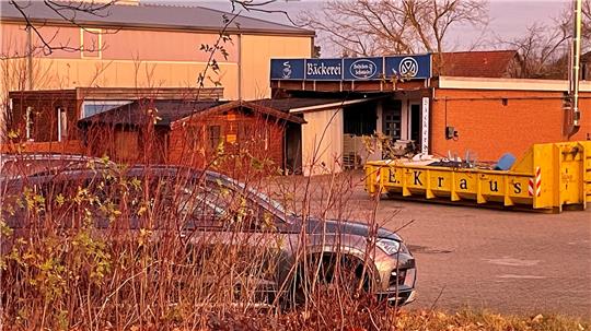Bauschuttcontainer auf Parkplatz