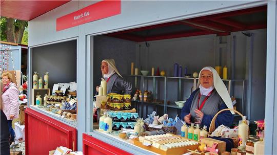 Was wäre so ein Klostermarkt ohne Nonnen? Am Stand des Klosters St. Klara gibt es Kerzen und Marmeladen aus eigener Herstellung.