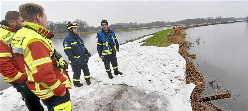 Was wie eine Schneelandschaft aussieht, sind in Wahrheit gefüllte Sandsäcke, die das Wasser der Hase im Landkreis Cloppenburg zurückhalten sollen. Feuerwehr und THW-Helfer arbeiten Hand in Hand. Foto: Zietz
