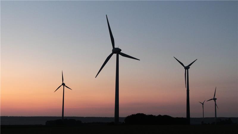 Mehrere Windräder im Sonnenuntergang 