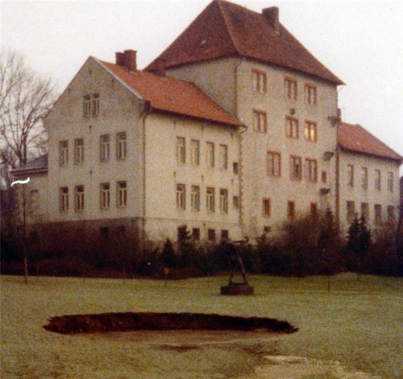 „Uffm Wasser“: Wenn sich bei Seesen die Erde auftut Was wirkt, wie eine ausgehobene Grube für einen Sandkasten, ist der Erdfall aus dem Jahr 1976 im Park des Amtsgerichts. Foto: Archiv Städtisches Museum