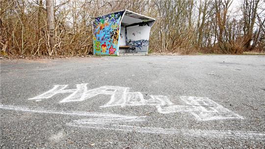 Was wünscht sich die Jugend für ihren Platz am Taternberg? Vermutlich mehr als nur ein Buswartehäuschen an einer Asphaltfläche.