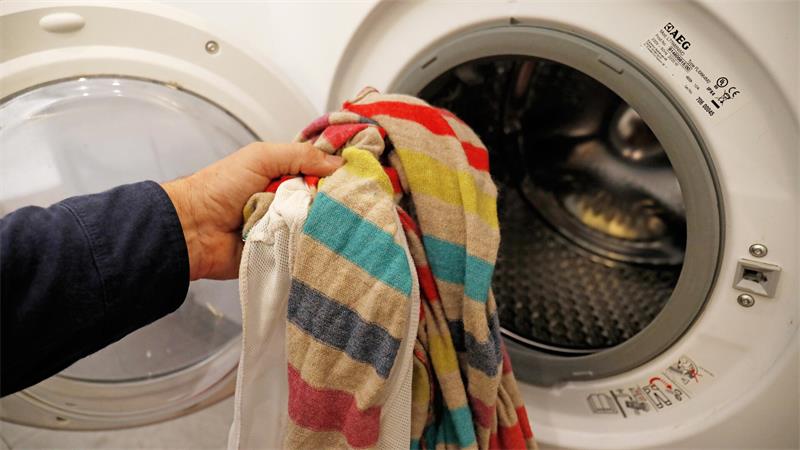 Waschmaschine ausgelaufen: Entstehen dadurch Schäden, müssen Vermieter und Versicherungen zügig informiert werden.
