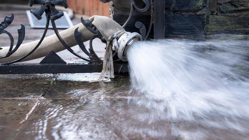 3 Versicherungen, die Immobilienbesitzer unbedingt brauchen Wasser abpumpen nach einer Flut: Eine Wohngebäudeversicherung muss jeder Immobilienbesitzer haben.