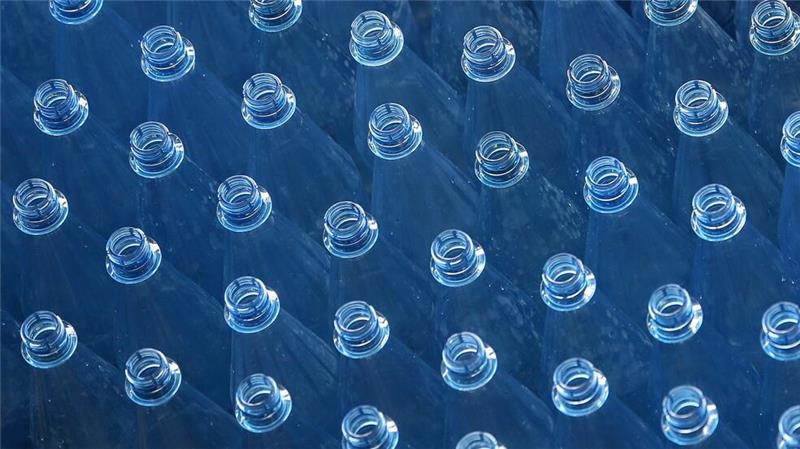 Wie sich die Aufnahme von Mikroplastik vermindern lässt Wasser aus Plastikflaschen enthält mehr Plastikteilchen als solches aus der Leitung. (Symbolbild)