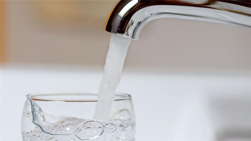 Wie sich die Aufnahme von Mikroplastik vermindern lässt Wasser aus dem Hahn enthält wesentlich weniger Plastikteilchen als solches aus Flaschen. (Archivbild)