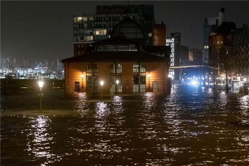 Wasser der Elbe wird bei einer Sturmflut auf dem Fischmarkt gedrückt.