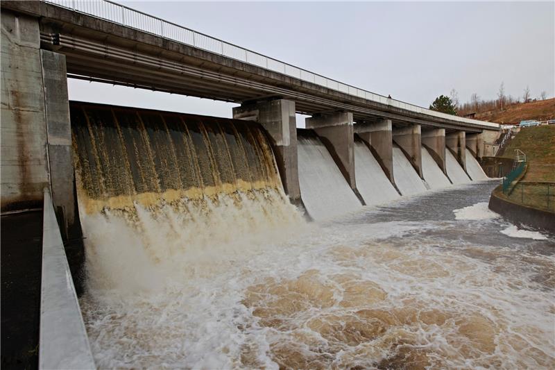 Talsperren reduzieren Wasserabgaben Wasser fließt aus dem Überlauf der Talsperre Königshütte. Damit will der Talsperrenbetrieb Platz schaffen für weitere Schnee- und Regenfluten. Das eindrucksvolle Schauspiel lockt derzeit viele Besucher an. Foto: picture alliance/dpa | Matthias Bein