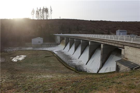 Wasser fließt aus dem Überlauf der Talsperre Königshütte. Damit will der Talsperrenbetrieb Platz schaffen für weitere Schnee- und Regenfluten. Foto: picture alliance/dpa | Matthias Bein