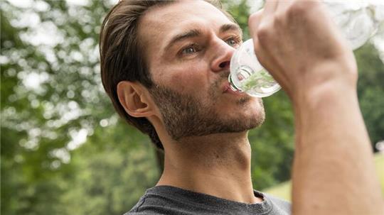 Wasser ist für uns lebenswichtig. Wir sollten es täglich zu uns nehmen.