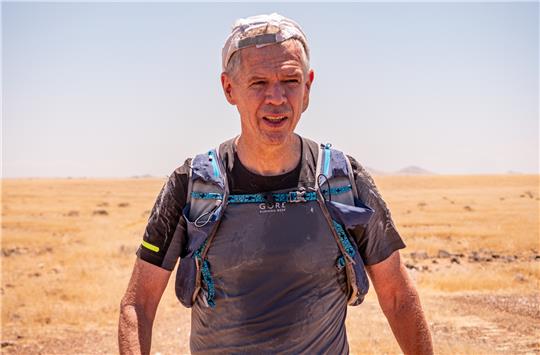 Wasser ist sein einziger ständiger Begleiter: Andreas Gast läuft in Gamaschen aus Fallschirmstoff durch die Wüste Namibias. An einem Tag bringt er sogar über zwei Marathon-Strecken hinter sich. Foto: Will Roberts