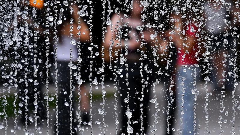 Wasser kann bei dem heißen Wetter für Abkühlung sorgen.