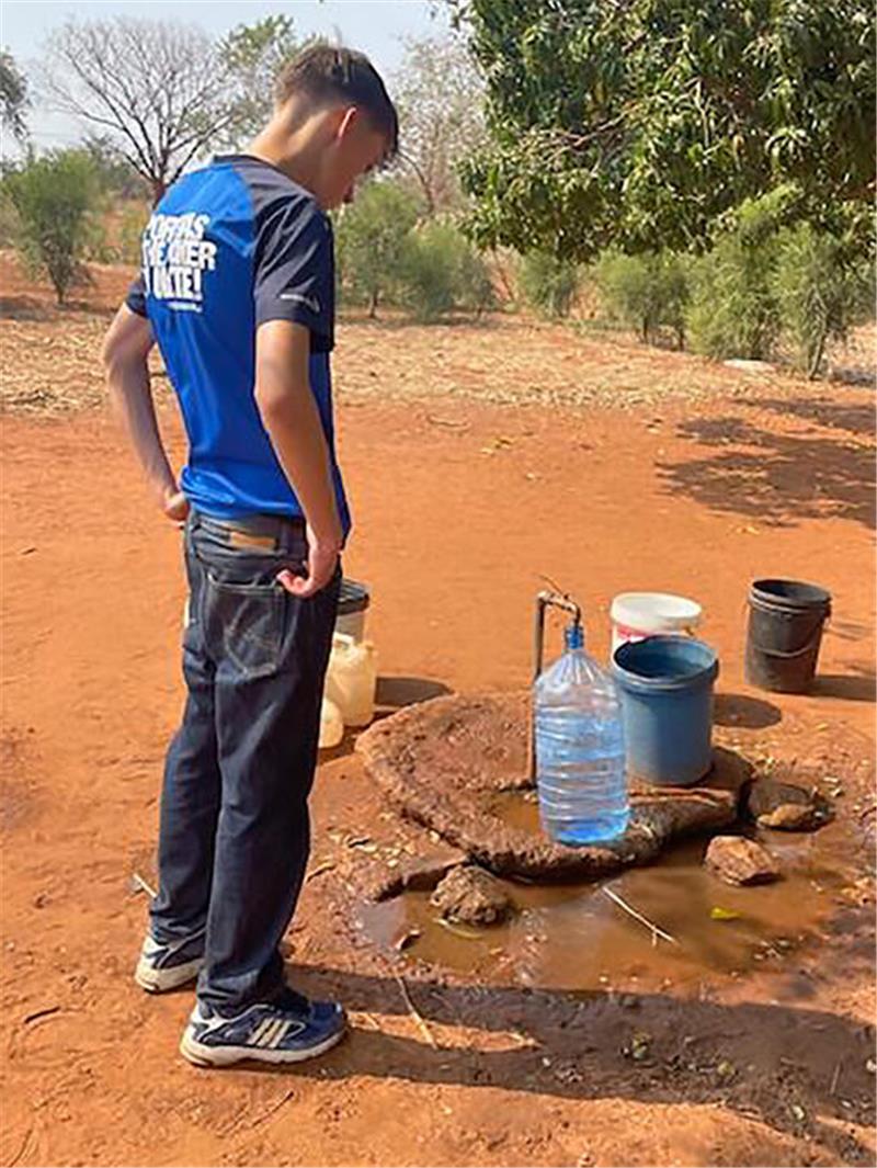 Amalia Saupe (19) aus Goslar trainiert ein Mädchenteam in Afrika Amalias Mitstreiter Marc holt aus einem Brunnen Wasser und füllt es in einer Flasche ab.