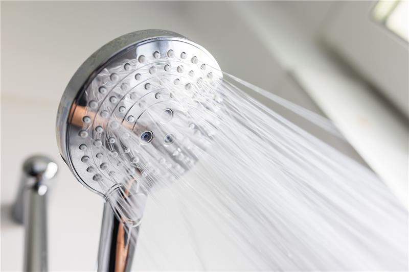 Energiekrise: Landkreis Harz warnt vor Legionellen Wasser läuft aus einem Wasserhahn. Legionellen werden durch zerstäubtes oder vernebeltes Wasser übertragen zum Beispiel beim Duschen. Laut dem Gesundheitsamt steigt die Zahl der Legionellenfälle auffällig. Foto: Philipp von Ditfurth/dpa