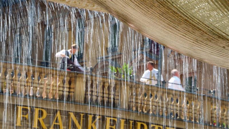 Wasser läuft über den Rand der Schale des Kaiserbrunnens in Frankfurt.