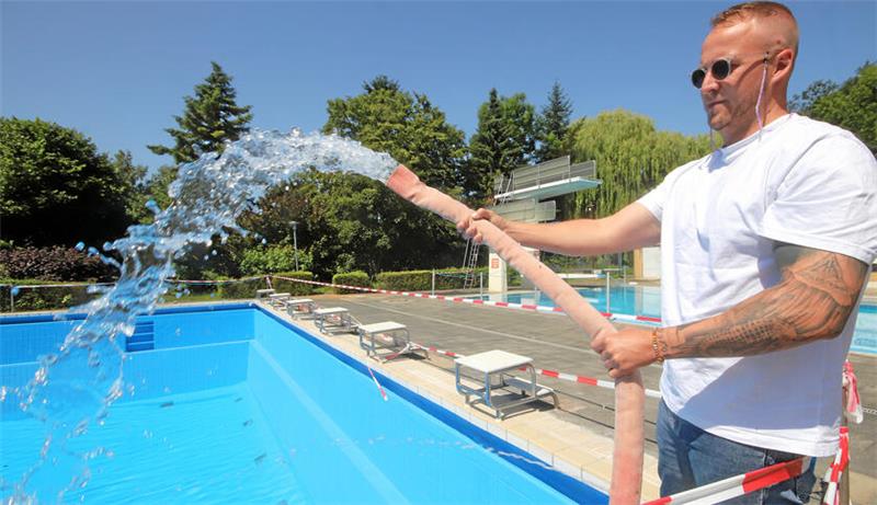Nach Sanierungskraftakt: Hornburgs Stadtbad öffnet am Samstag „Wasser marsch!“: Seit dem Wochenende läuft das Befüllen des Schwimmbeckens im Hornburger Stadtbad. Schwimmmeister Felix Langmaack lässt es sprudeln.