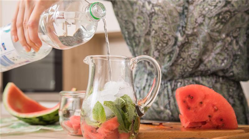 Wasser für mehr Erfolg: Trink-Strategien für den Arbeitsalltag Wasser muss nicht langweilig schmecken: Mit Melone, Zitronen, Ingwer oder Minze kann man es aufpeppen.