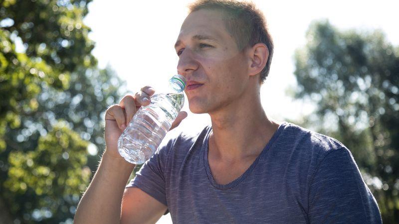 Von Trink- bis Mineralwasser: So gesund ist Wasser trinken Wasser spielt eine zentrale Rolle für den Körper. Foto: Christin Klose/dpa-tmn