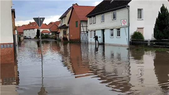 Wasser steht nach einem Unwetter in einer Straße in Dardesheim im Harzvorland in Sachsen-Anhalt.