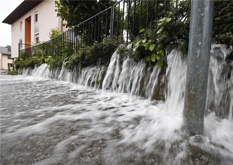 Slowenien und Österreich: Angst vor Erdrutschen Wasser strömt auf eine Straße in Viktring bei Klagenfurt in Kärnten.