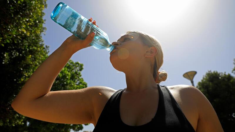 Wasser tut gut, vor allem bei drückender Hitze. Das Wasser sollte aber nicht eiskalt sein.